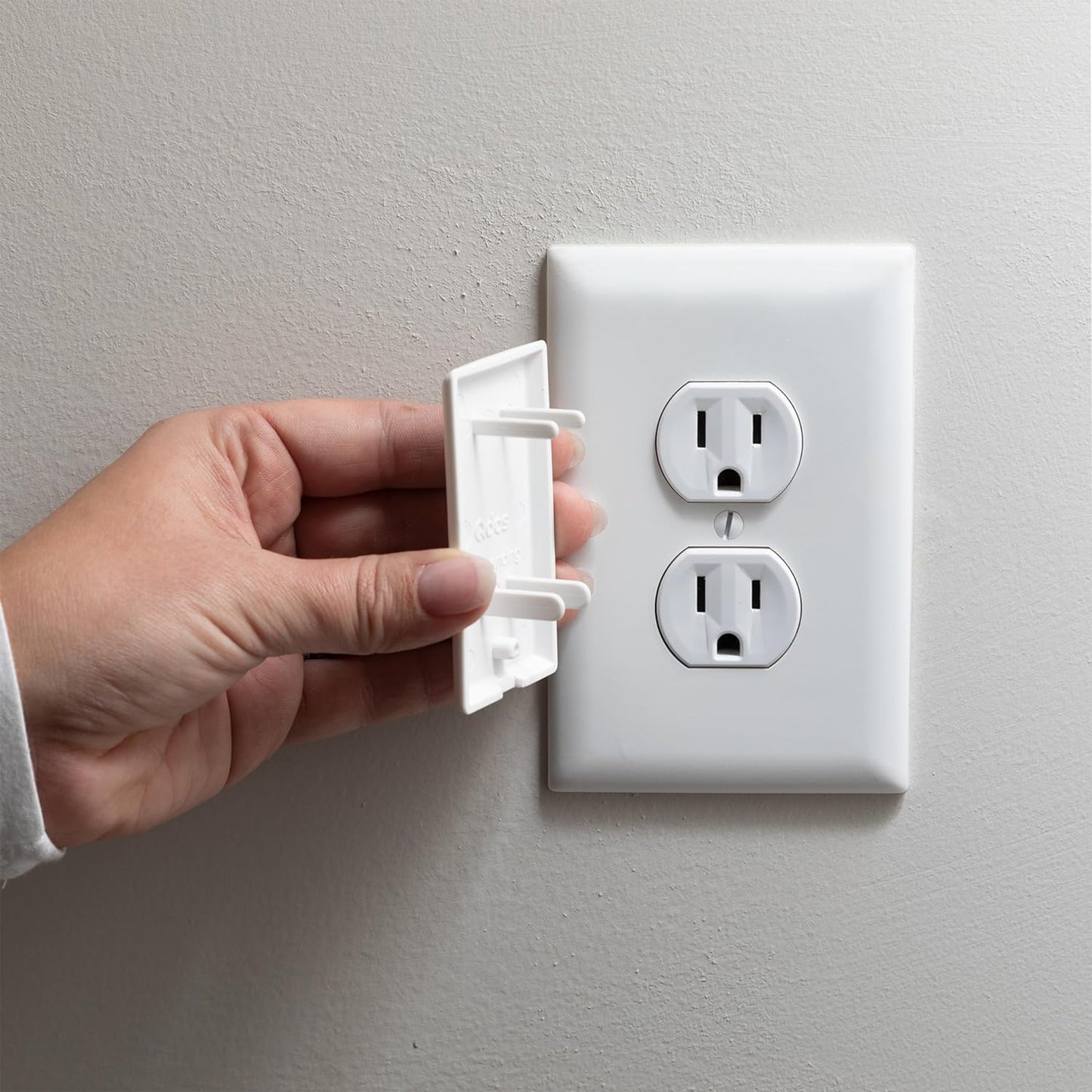 Qdos Safety StayPut Double Outlet Plug Cover - One Plug Covers both Outlets! Secure Fit and Beveled Edges Prevent Small Fingers from Removing Unlike Other Products| Fits All Outlets | 6 pack | White